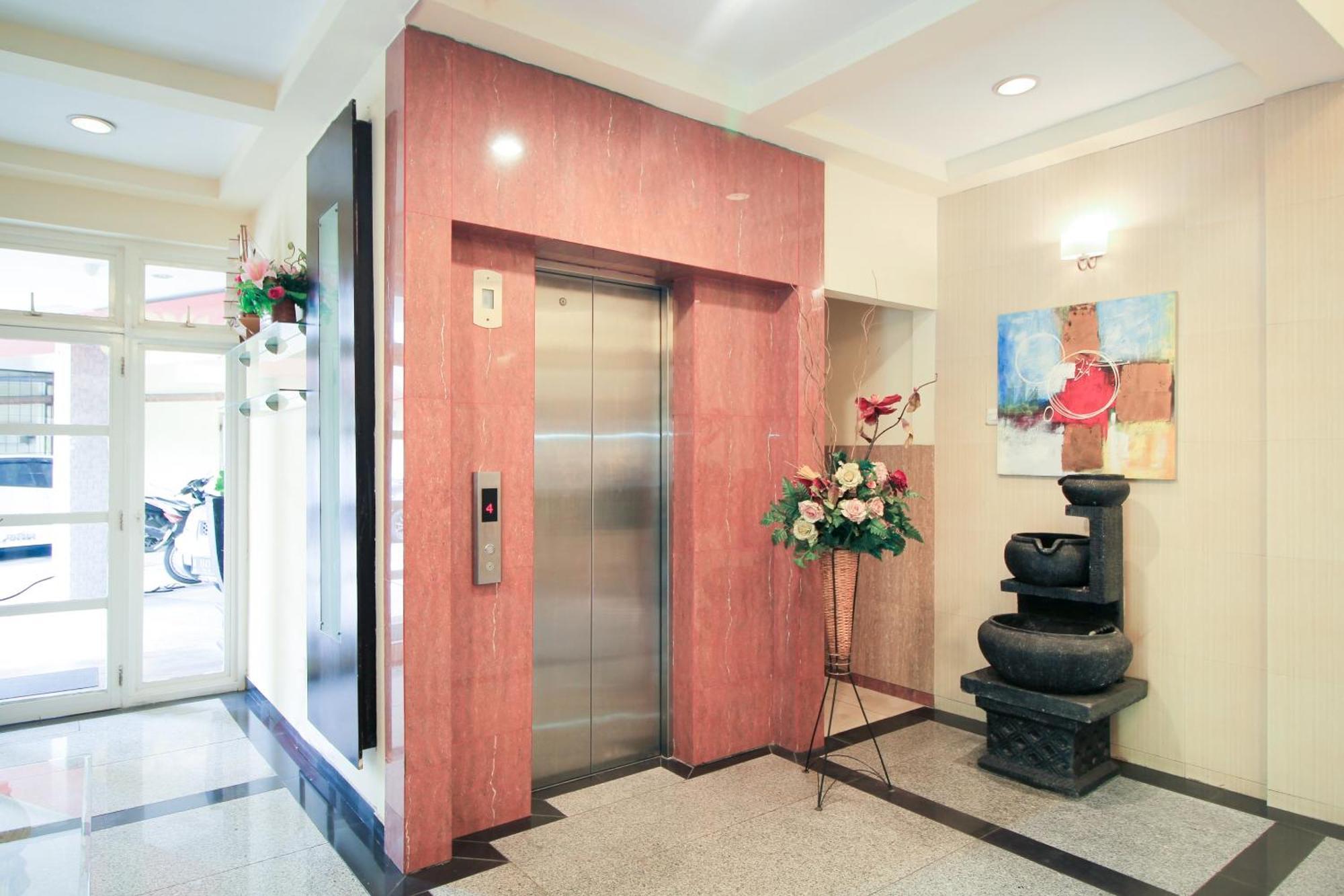 Super Oyo Capital O 175 K-60 Residence Σουραμπάγια Εξωτερικό φωτογραφία